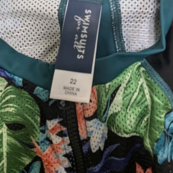 Swimsuits For All Chlorine Resistant Long-Sleeve Colorblock Swim Tee Size 22 - Picture 2 of 5